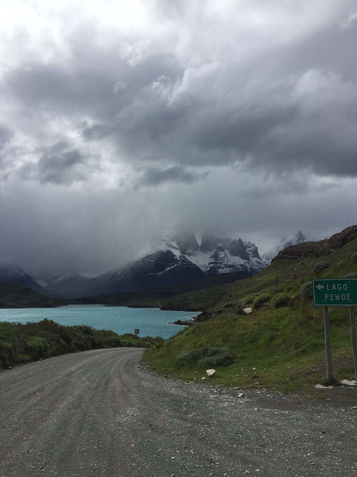 Montañas con nieve y nubes