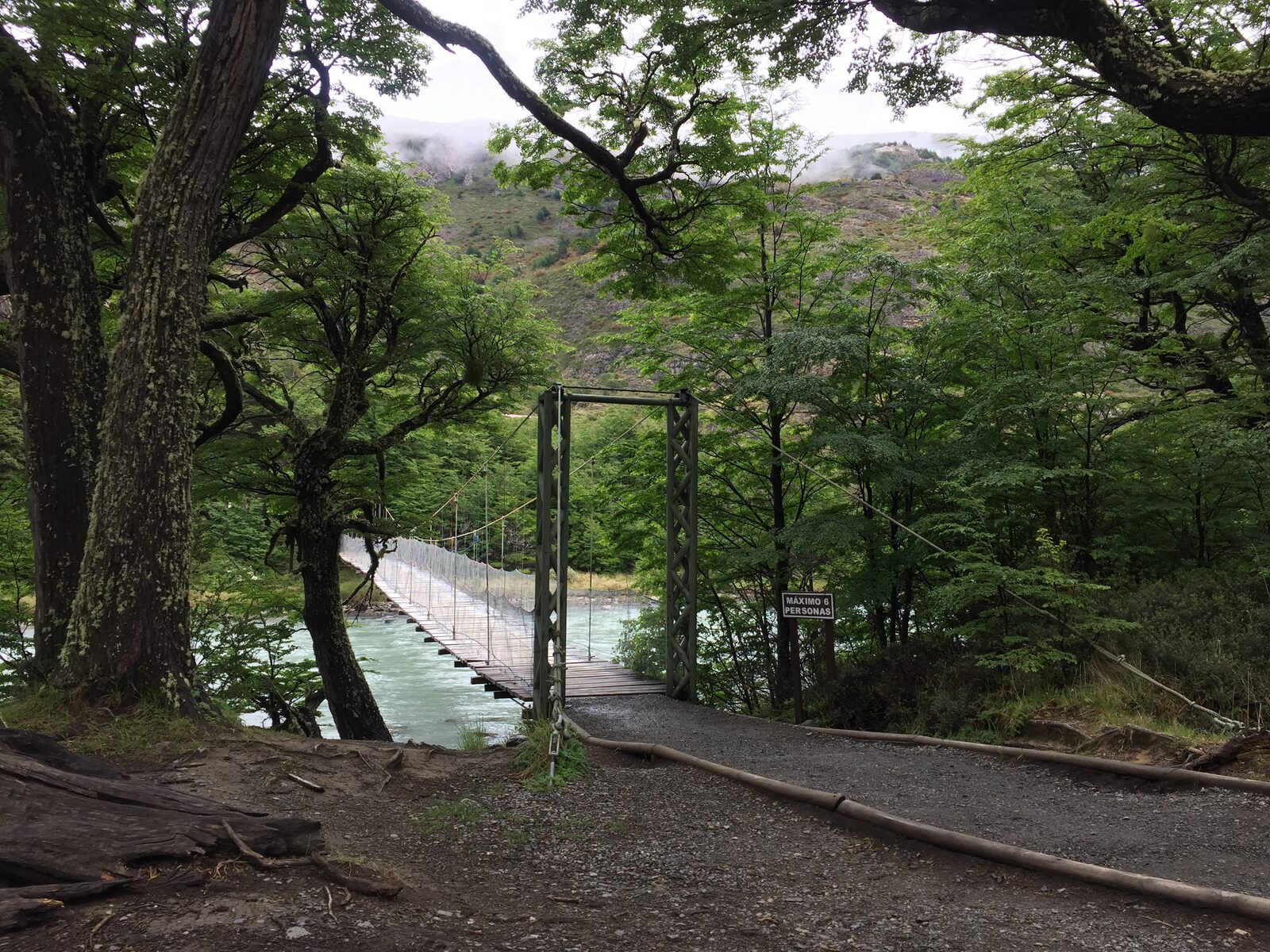 Puente colgante sobre el río