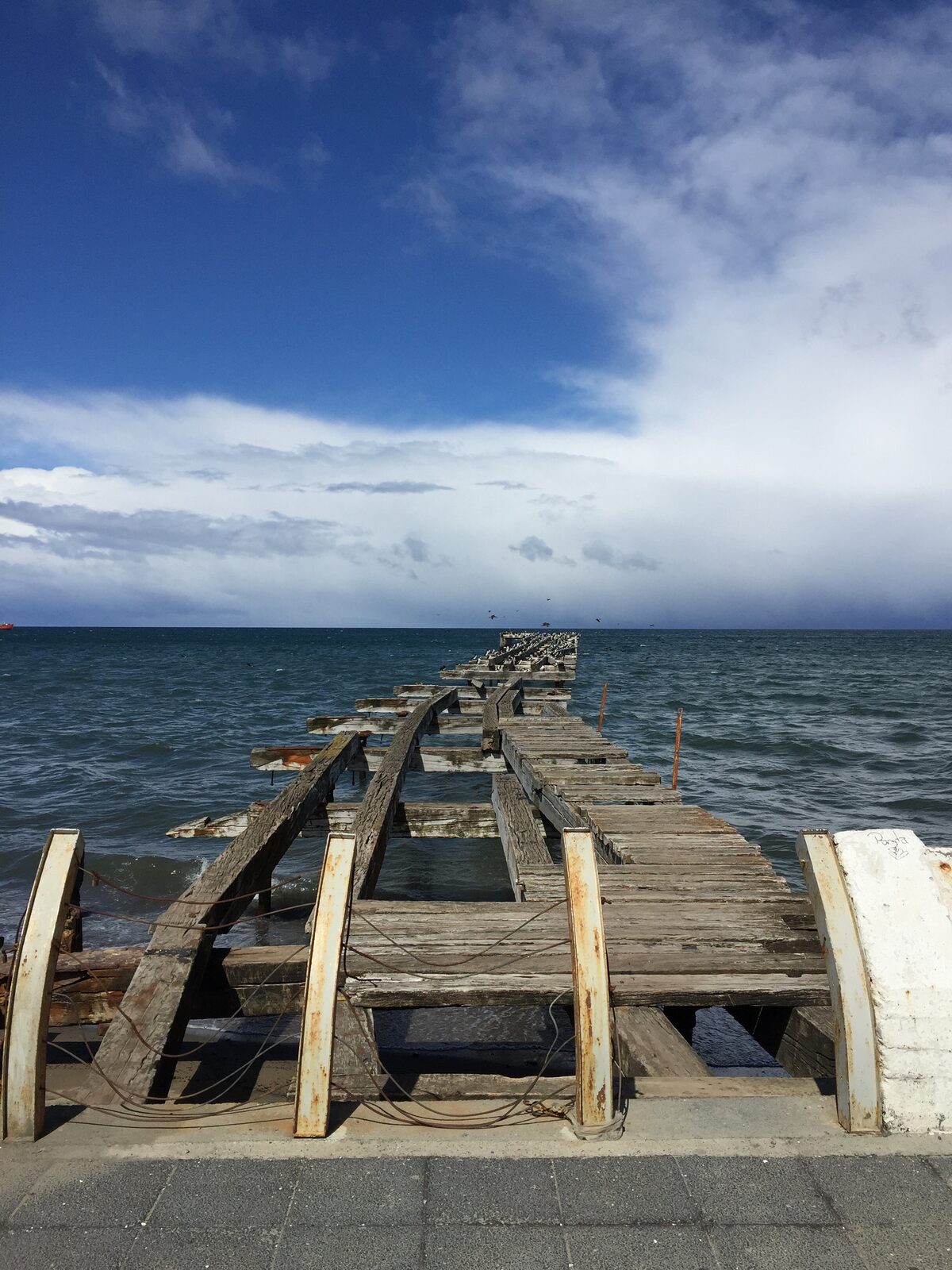 Puerto con barcos, cielo nublado